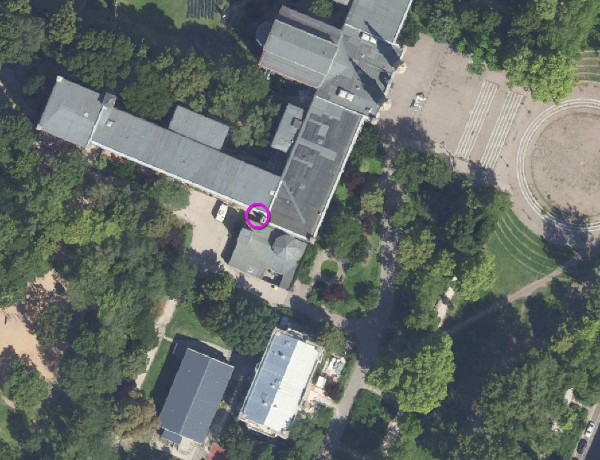 Satellitenbild des Bethanien auf dem der Ort des Eingang zur NewYorck markiert ist.